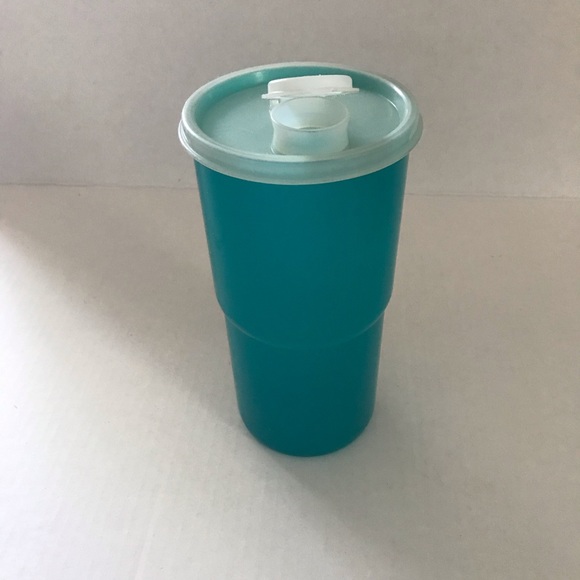 TUPPPERWARE BLUE 30 OUNCE TUMBLER